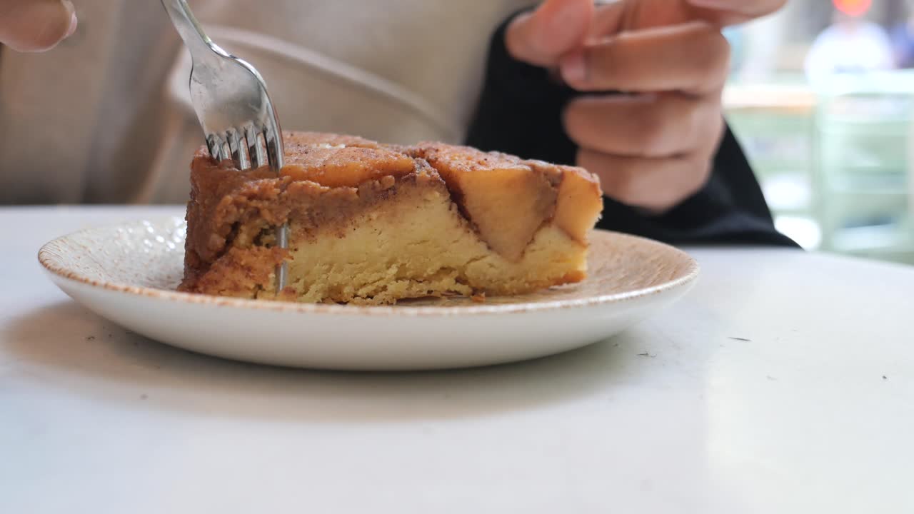 접시에 있는 케이크