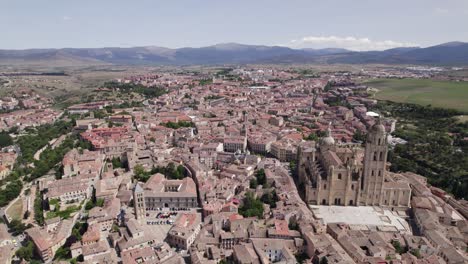 vista aérea de segovia, españa, revelando la catedral de estilo gótico