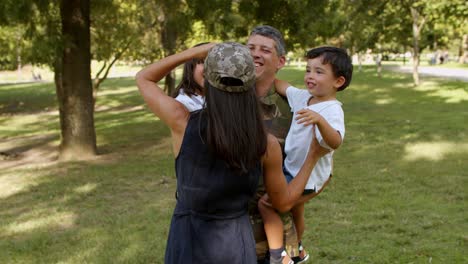 niños felices celebrando el regreso de los padres militares