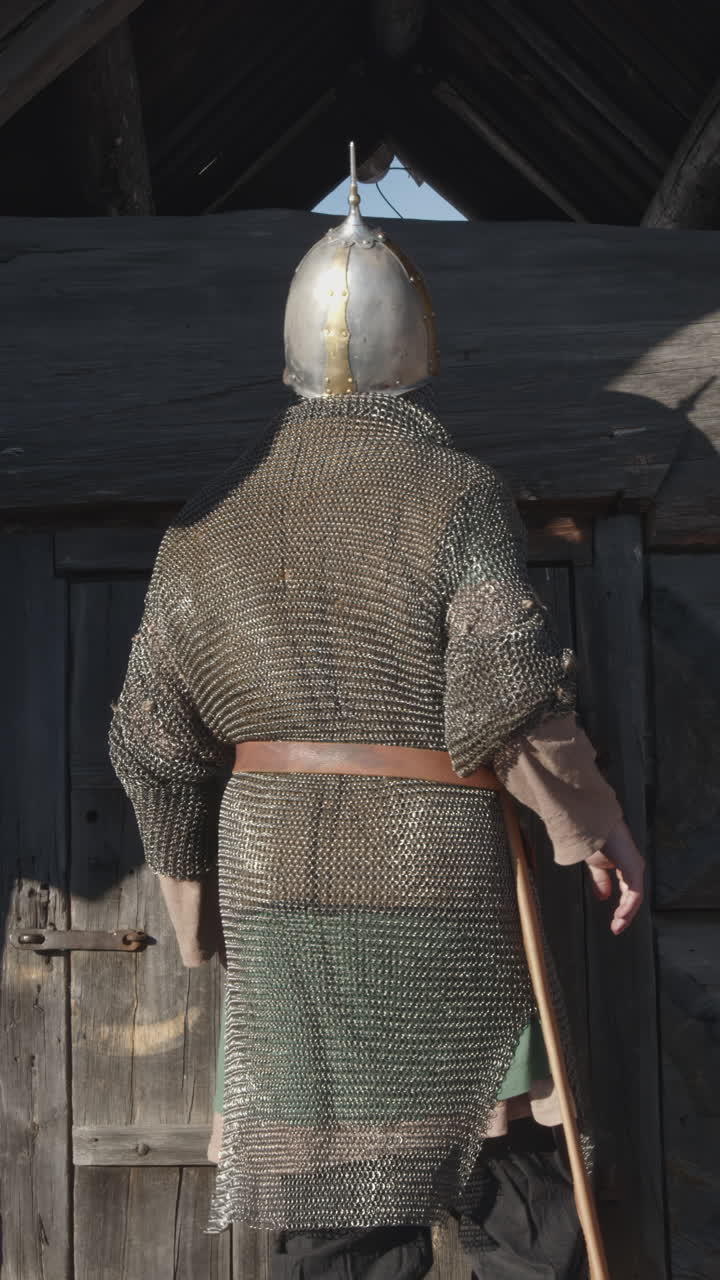 Soldato medievale in cotta di maglia