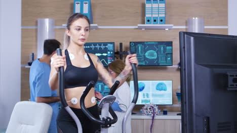 atleta femenina corriendo con electrodos unidos a su cuerpo