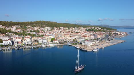 Video-Aéreo-De-Drones-De-Argostoli,-Ciudad-Famosa-Y-Capital-De-La-Isla-De-Cefalonia-Al-Amanecer,-Jónico,-Grecia