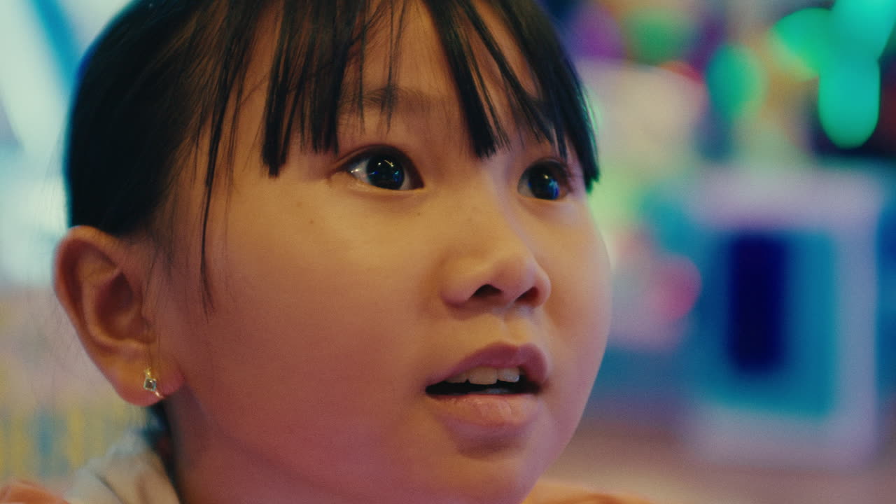 아시아 소녀 초상화 클로즈업 아이가 게이머 방에서 비디오 게임을 하고 있다