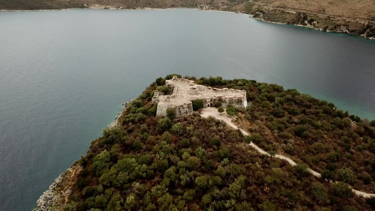 알바니아 의 포르토 팔레르모 에 있는 알리 파샤 요새 의 드론 사진
