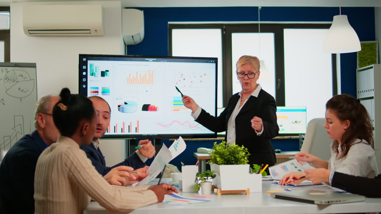 analista jefe realizando una presentación de la reunión para un equipo de economistas