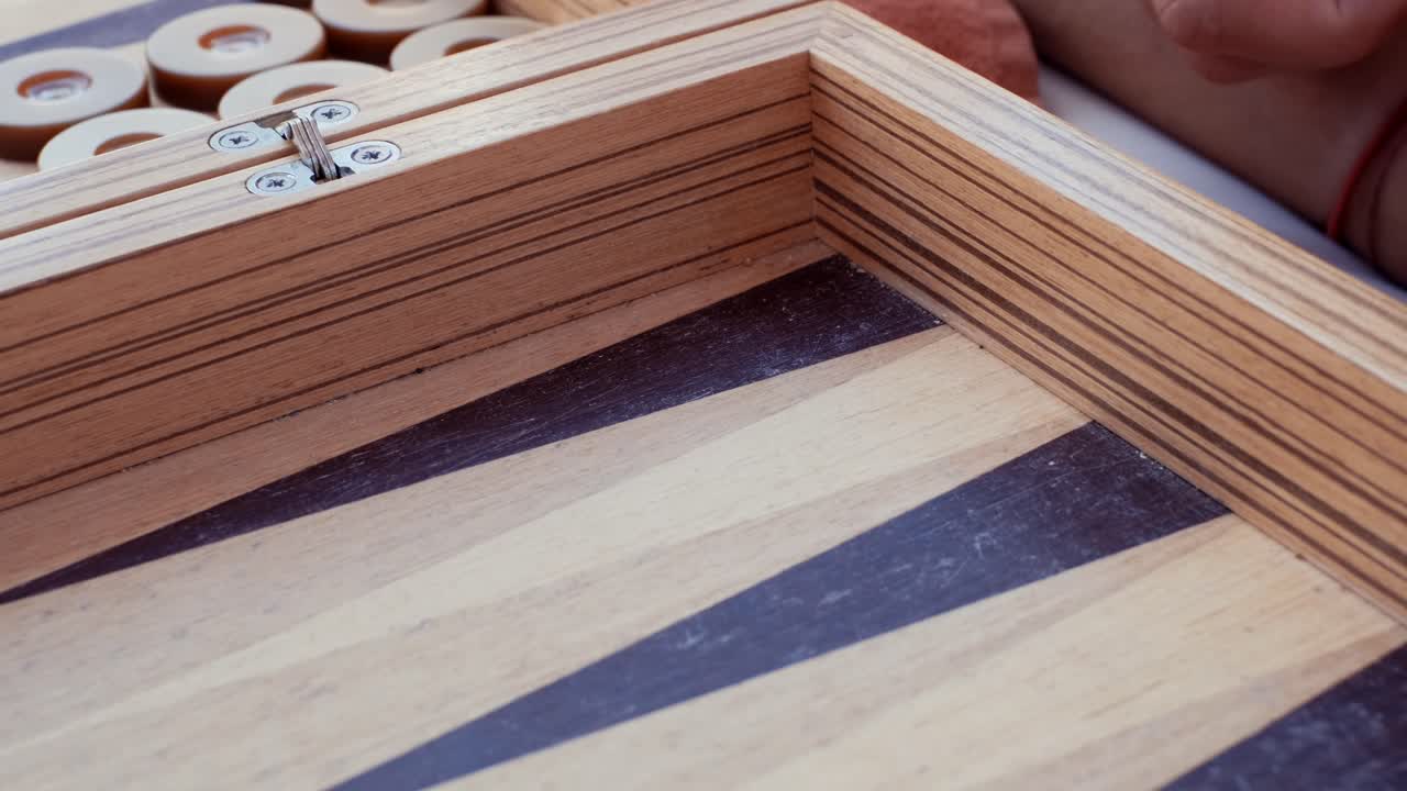 백개먼 게임에서 굴린 주사위의 클로즈업 샷