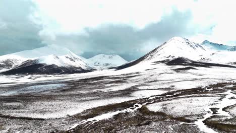 Paisaje-De-Montaña-Nevada-En-La-Naturaleza-épica-Del-Tíbet,-China