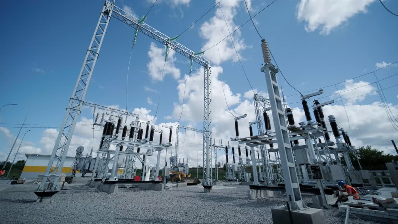 푸른 하늘 배경에 대한 전력 서브 스테이션의 많은 고전압 전기 단열기