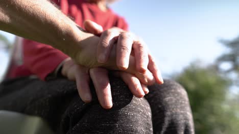 Un-Hijo-Adulto-Ayuda-Amablemente-A-Una-Madre-Madura-Que-Lucha-Contra-La-Artritis-Reumatoide-Tomándola-De-La-Mano.