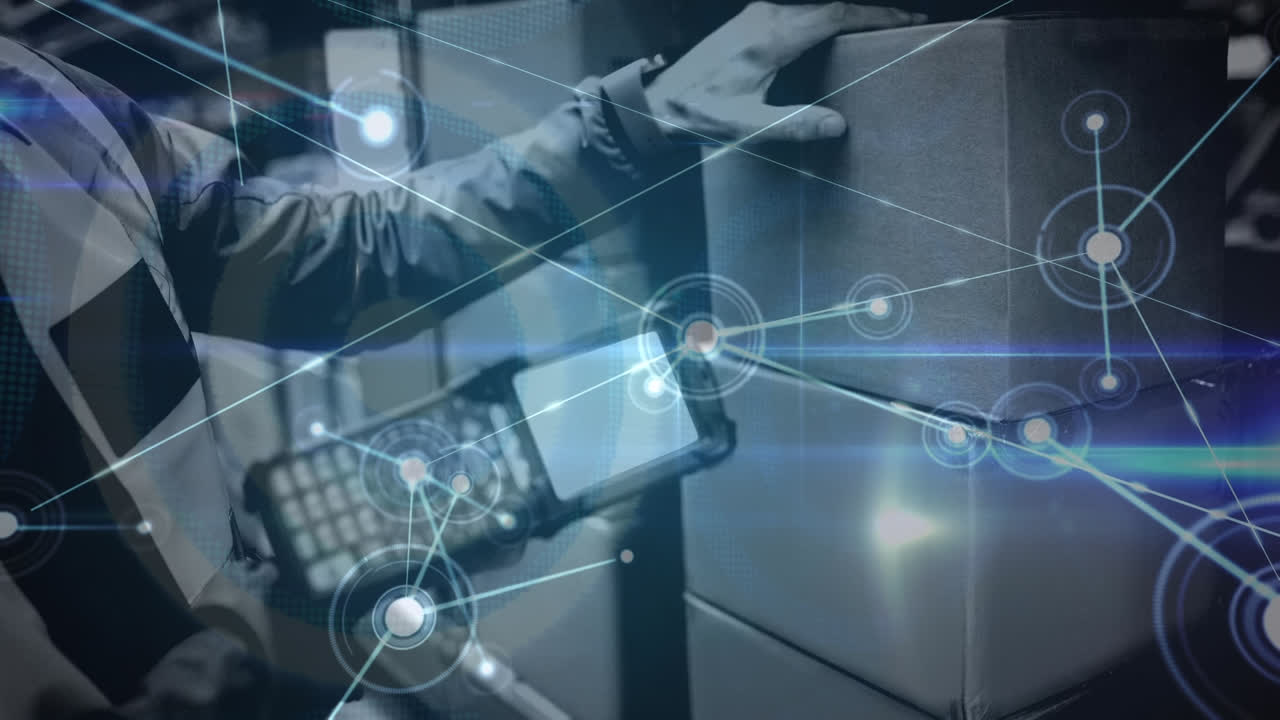 red brillante de conexiones contra la sección media del trabajador comprobando las existencias en el almacén