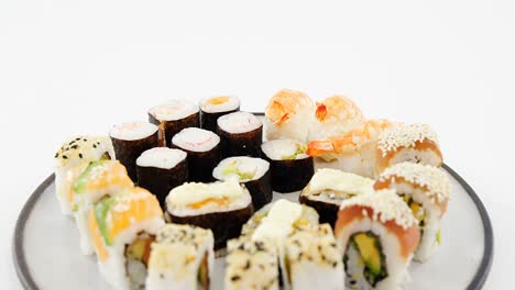 varios sushi en el plato