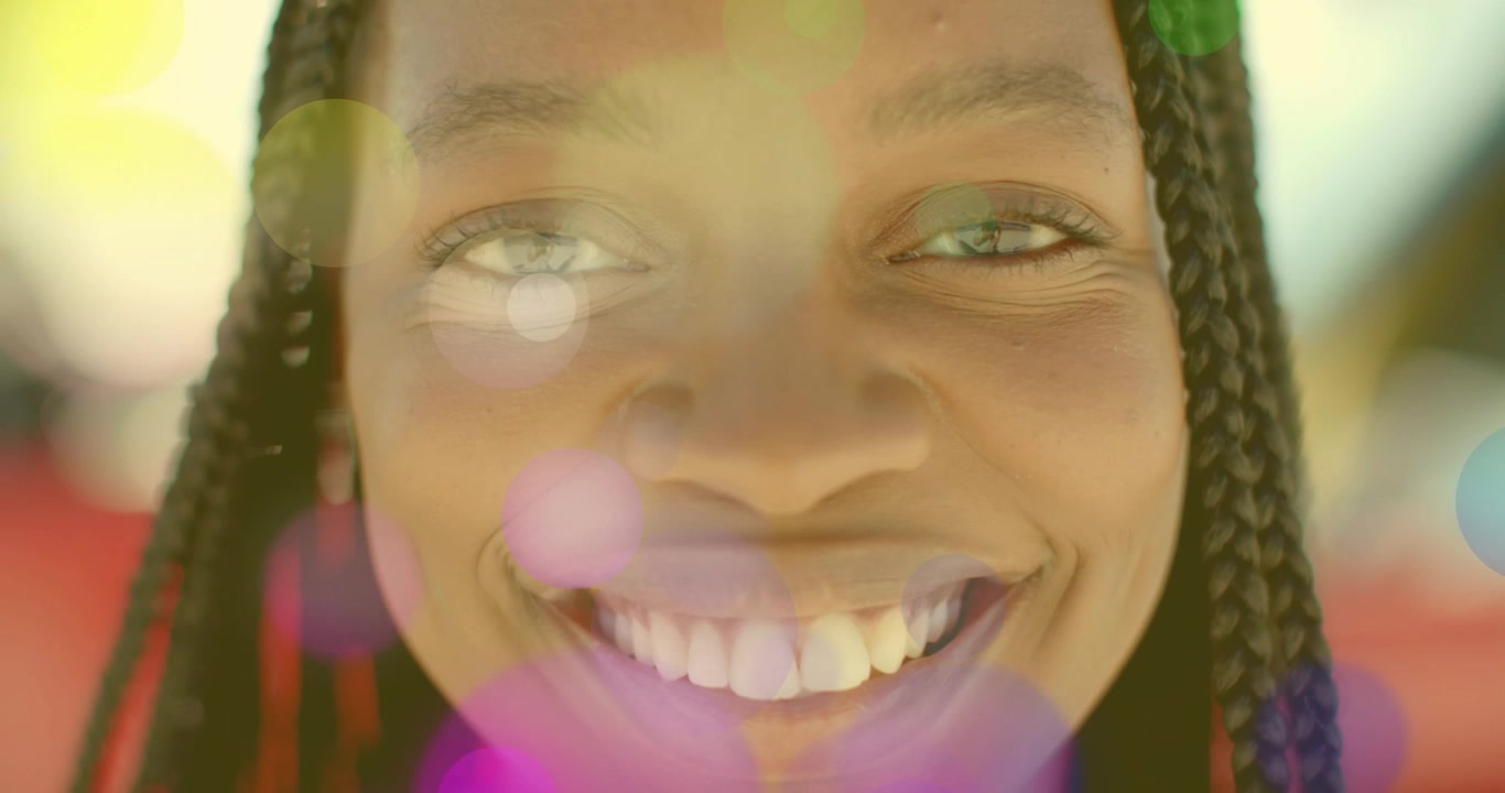 Donna che espira sotto la luce del sole con sovrapposizioni bokeh che si intensificano e rivelano un sorriso in una pubblicità di bellezza