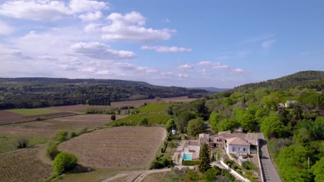 La-Vista-Aérea-Del-Campo-De-Tresques-Muestra-Colinas,-Viñedos-Y-Pueblos-Pintorescos.