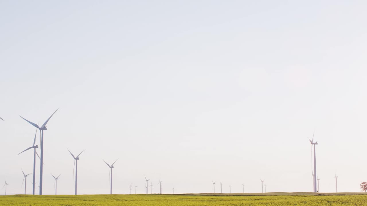 구름 없는 하늘을 가진 시골 풍경에서 풍력 터빈의 일반적인 모습