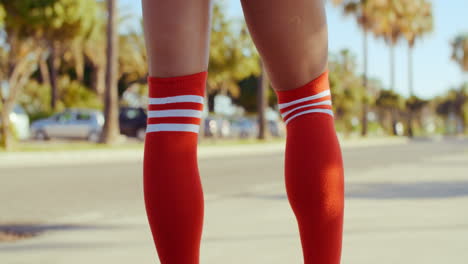 super sexy detrás de la chica de patinaje en ruedas