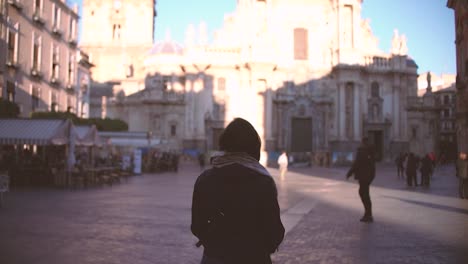 mujer caminando por las calles de murcia sonriendo alegremente visita el sur de españa