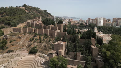 amplia toma de drones de antiguas ruinas en málaga, españa