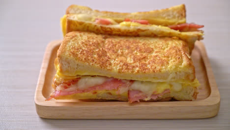 sándwich de tostadas francesas caseras jamón tocino queso con huevo