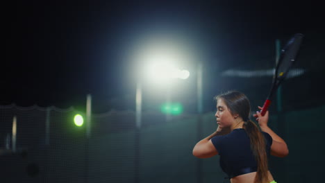 mujer jugando al tenis por la noche