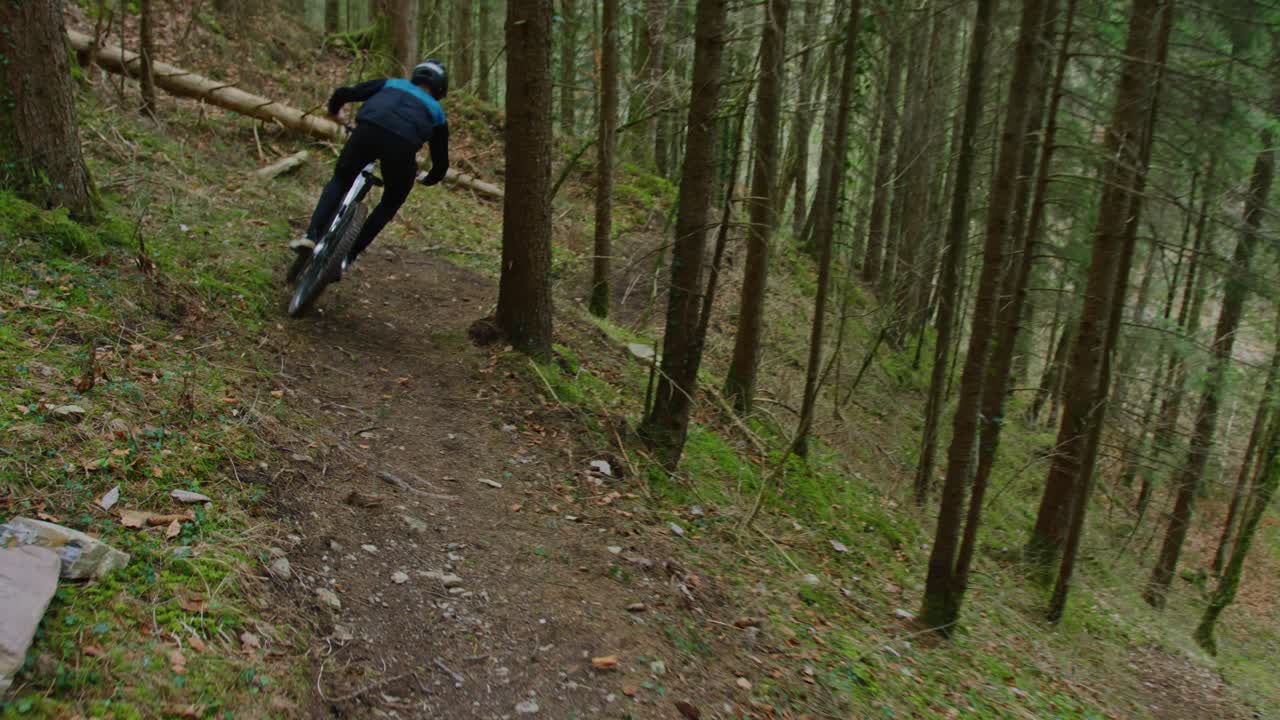 un ciclista de montaña recorre rápido un sendero secreto