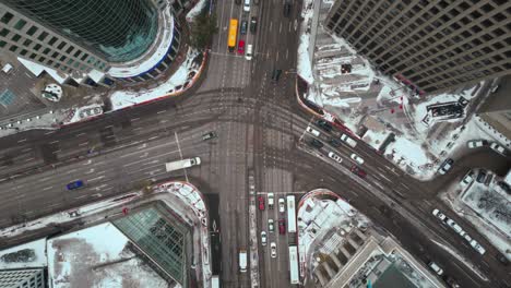 Largo-Clip-Arriba-Vehículo-Tráfico-4k-Lapso-De-Tiempo-Invierno-Drone-Tiro-Carretera-Canadiense-Trans-Autopista-Una-Intersección-Avenida-Portage-Y-Calle-Principal-Ciudad-Capital-Centro-Winnipeg-Manitoba-Canadá