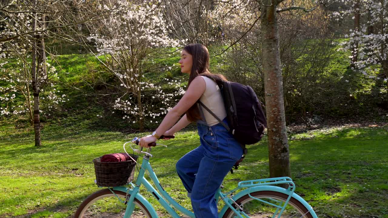 공원에서 자전거를 타고 있는 여자