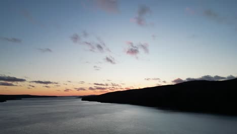 tomada de un dron de una hermosa puesta de sol
