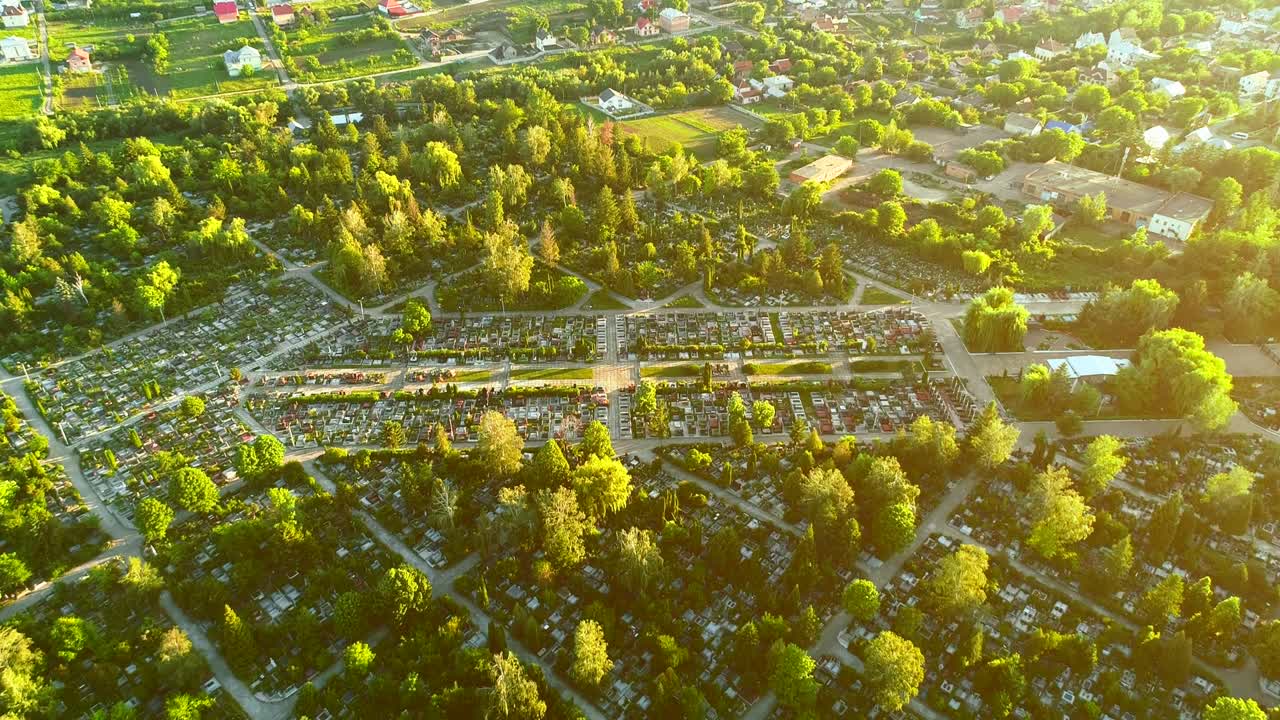 vista aérea de los restos de personas muertas enterradas moviéndose justo sobre el parque mostrando las tumbas y el camino de caminata. 4k.