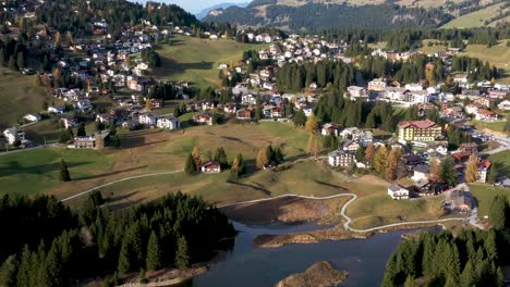 Aufsteigender-Schuss-Des-Atemberaubenden-Dorfes-Valbella-Im-Tal