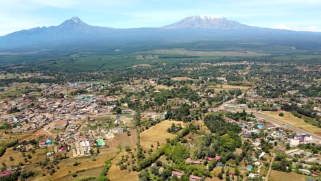 vista aérea de drones mercado al aire libre en la ciudad de loitokitok, kenia y monte kilimanjaro- pueblo rural de kenia