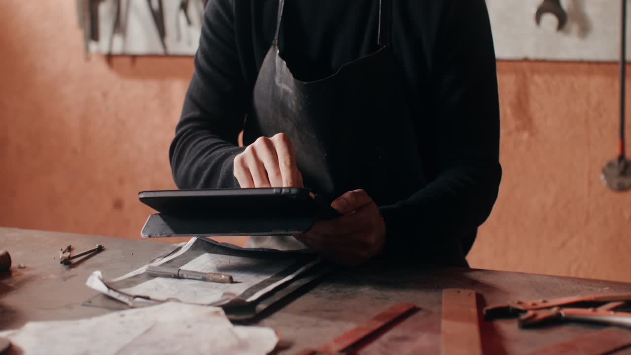 작업실 에서 프로젝트 를 수행 하는 장인