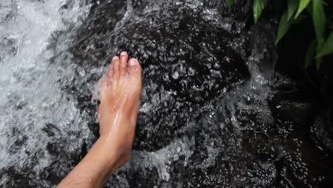 Pies-De-Hombres-Disfrutando-Del-Agua-Fresca-Del-Río.