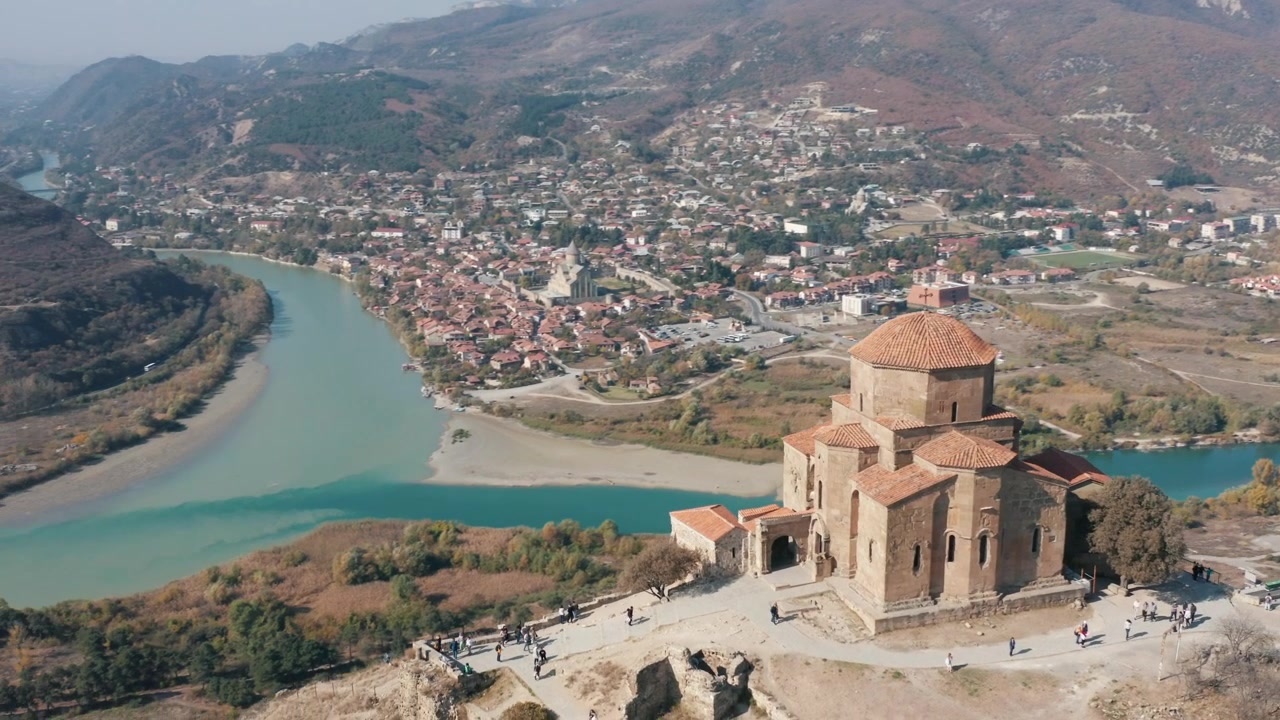 Vista aerea del Monastero di Jvari su una collina che domina Mtskheta e la confluenza dei fiumi