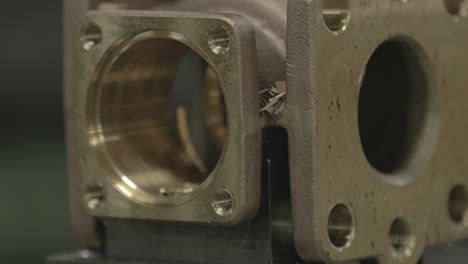 piezas de bronce en una fábrica