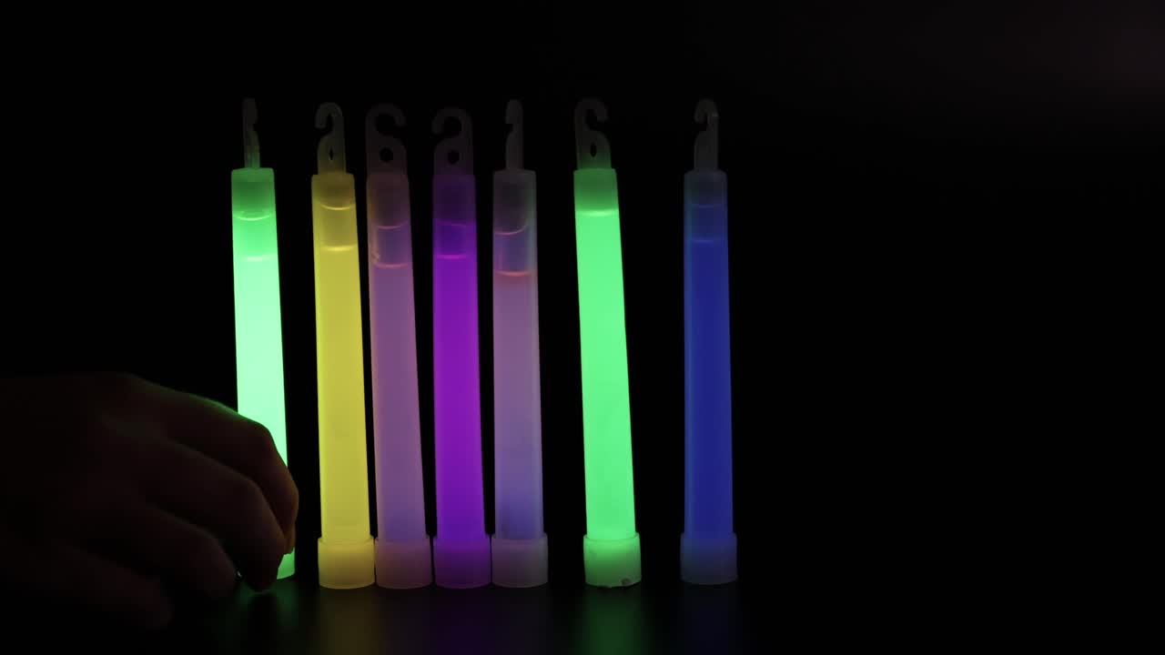 la mano interactuando con los palos brillantes de colores