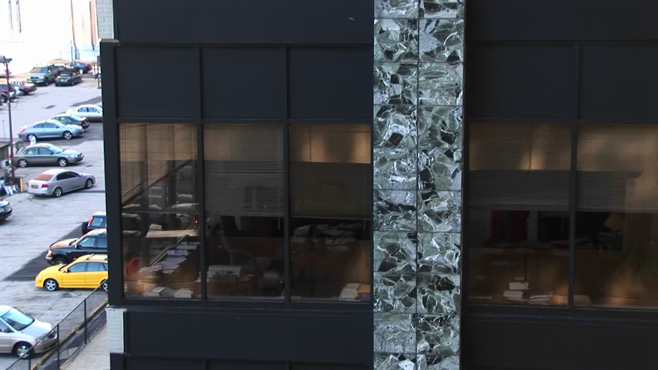 un edificio deprimente contemporáneo ofrece un estacionamiento al lado