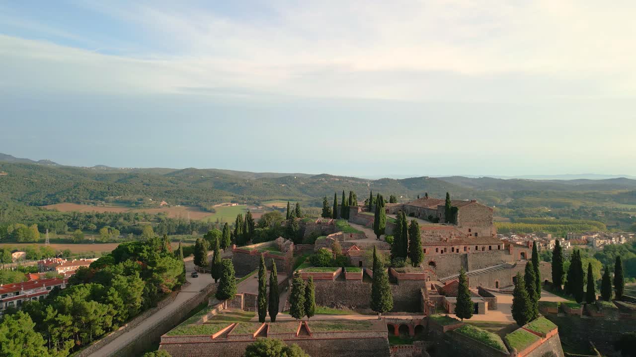 hostalric 공중 이미지 카탈로니아의 중세 마을 산악 비행 위에 있는 관광 성 뒤로 뒤로 피레네 산맥 풍경의 규모를 배경으로 보여줍니다.