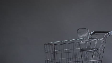video de un carrito de compras con espacio de copia sobre un fondo gris