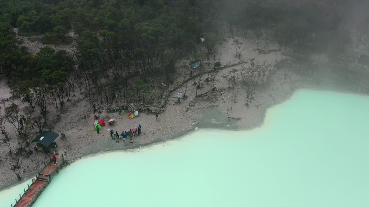 turistas en el borde del lago de azufre extremo kawah putih en bandung indonesia, antena