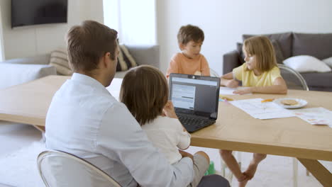 Papá-Independiente-Trabajando-Desde-Casa