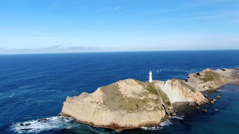 Spektakuläre-Leuchtturminsel-Castlepoint-Inmitten-Des-Pazifischen-Ozeans-Neuseeland