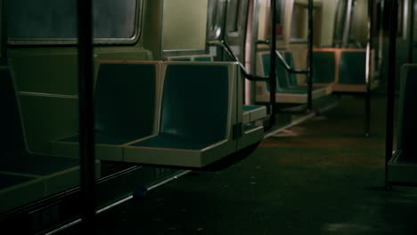 interior vacío del vagón del metro