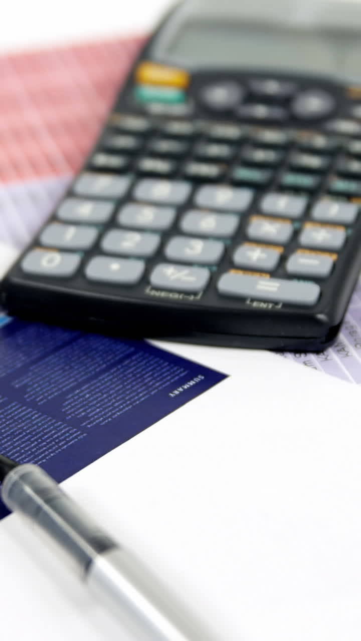 estetoscopio, documento, bolígrafo y calculadora sobre un fondo blanco