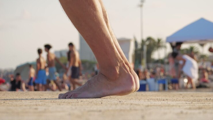 Piedi che saltano sulla spiaggia