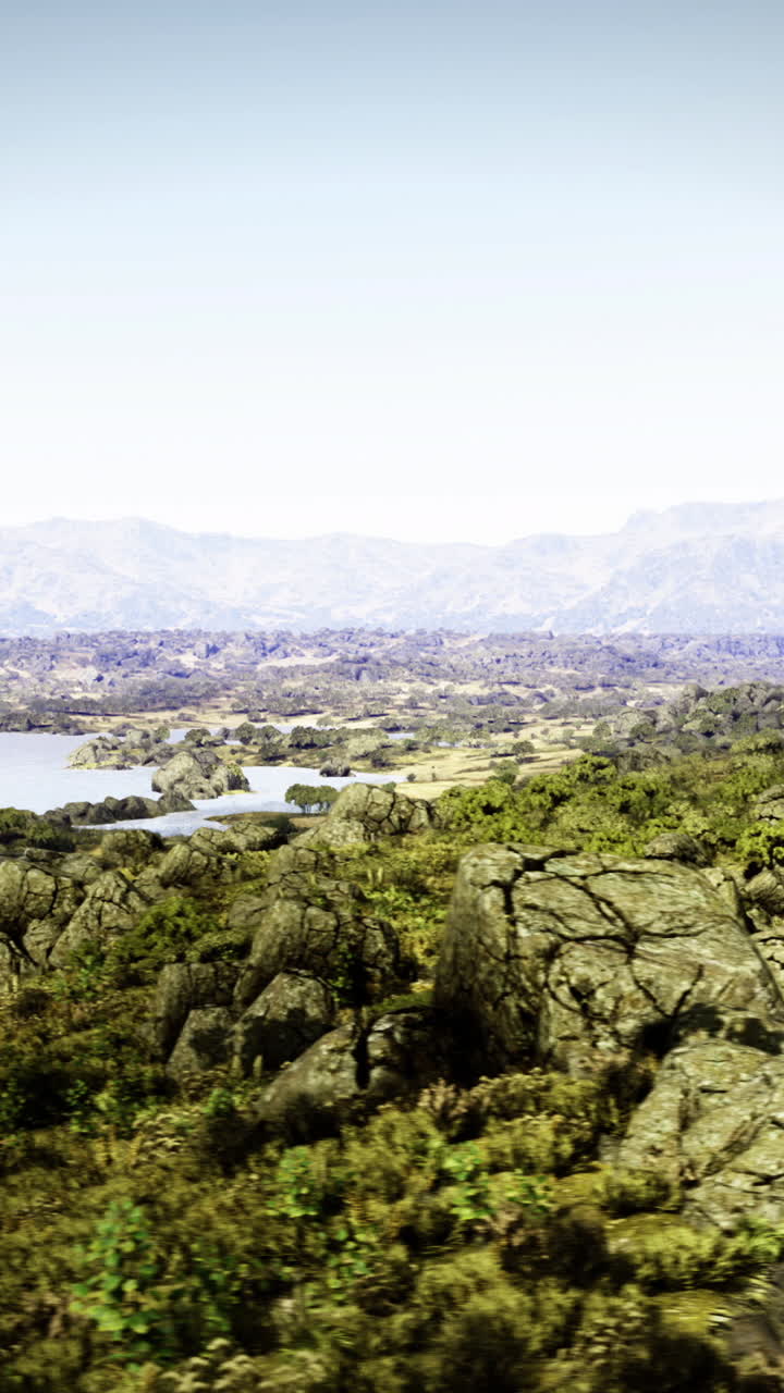 Paesaggio vivace con laghi e colline sotto un cielo terso
