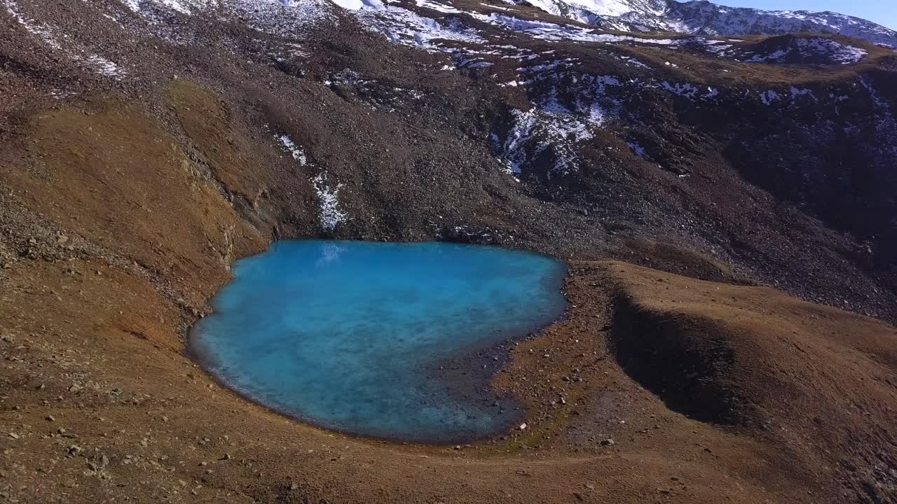 aéreo: lago azul en las montañas de italia