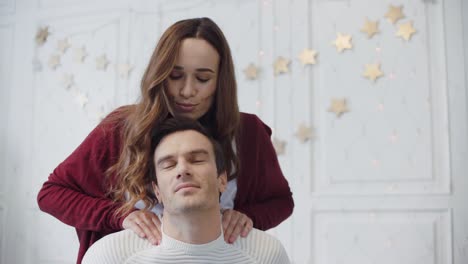 Pareja-Relajada-Masajeando-En-La-Sala-De-Estar.-Mujer-Sonriente-Haciendo-Masaje