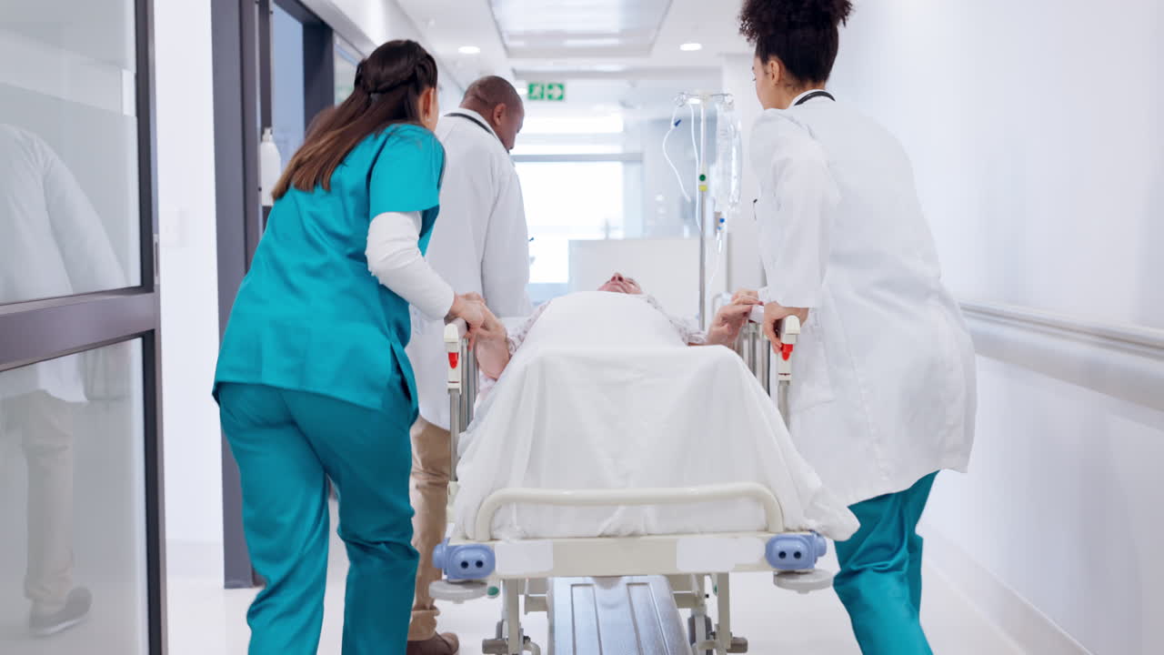 Médico, enfermeira e paciente correndo no hospital