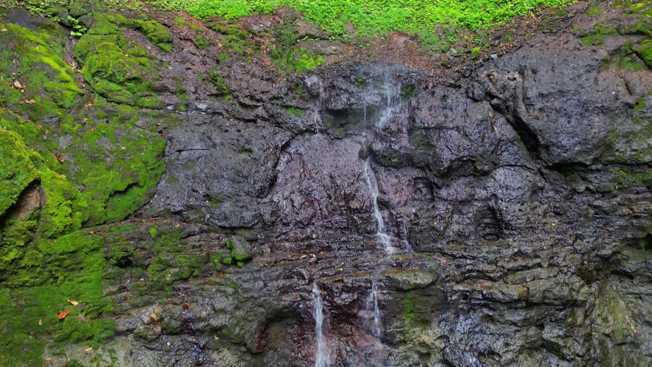 vista desde el agua que corre en la cascada oque pipi en la isla del príncipe, são tomé, áfrica