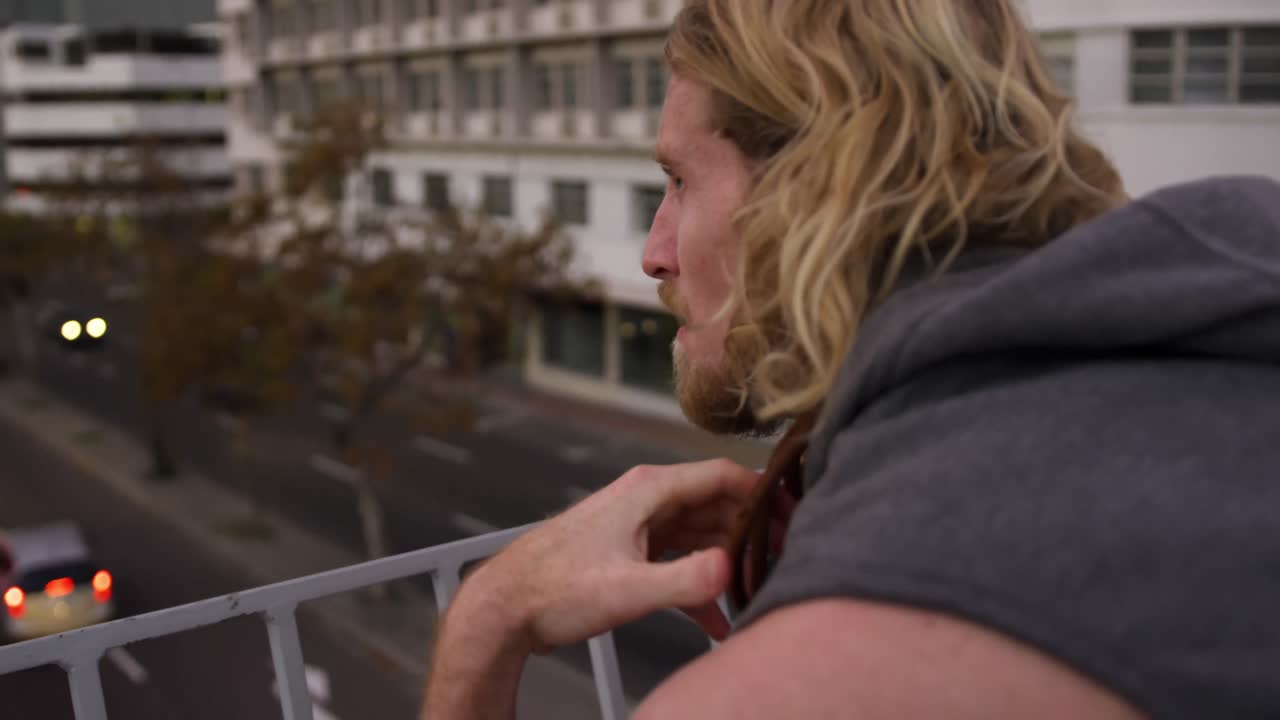 다리 위 에 있는 스포츠적 인 백인 남자